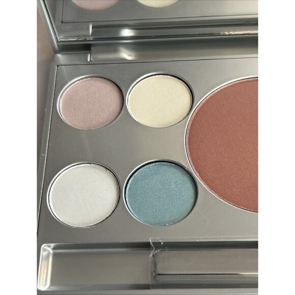 Models prefer Eight multi-faceted gemstone eye shadows & blush Pastel lite color - Picture 7 of 12